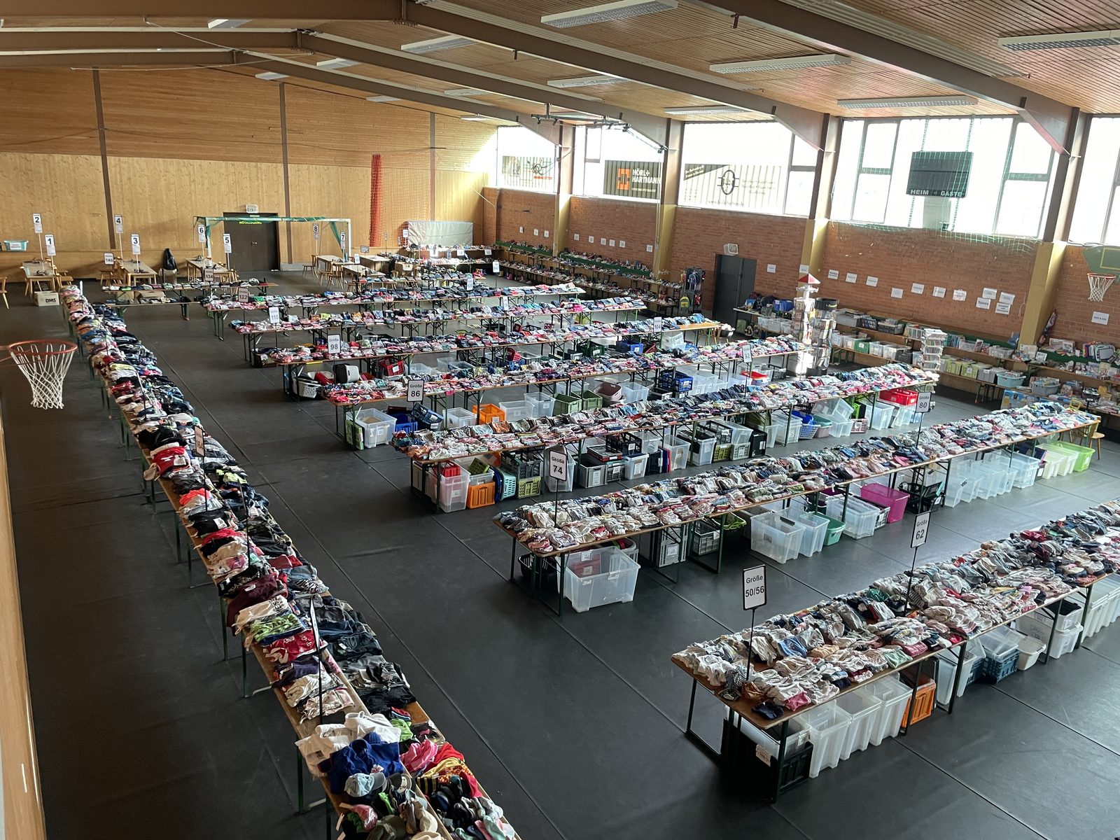 Aufbau in der Sporthalle vor dem Basar